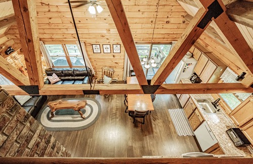 Norway Cabin | Hillbrook Cabin - Hike, ski, kayak and more! Downtown shops + restaurants, 6 ppl