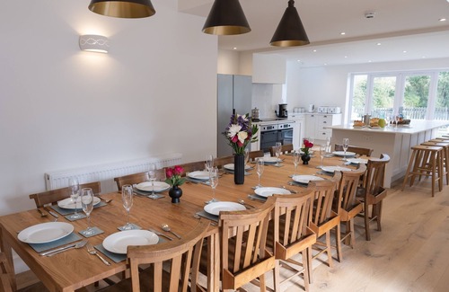 Oxford House | Hillcrest - A modern lakeside retreat just 2.5 miles from Oxford city centre.