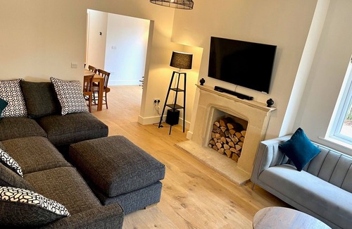 Oxford House | Hillcrest - A modern lakeside retreat just 2.5 miles from Oxford city centre.
