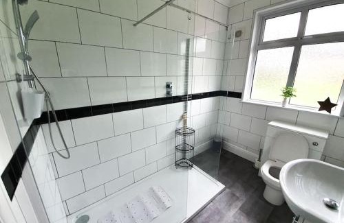 Berrynarbor House | Hillcrest Coastal Retreat close to Sandy Cove