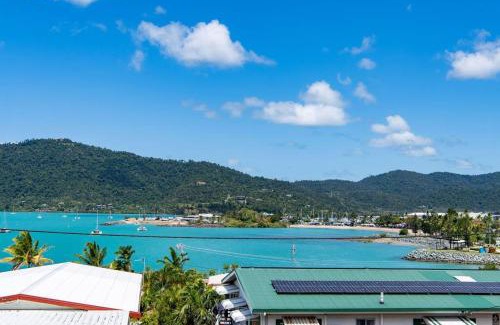 Airlie Beach House | Hillcrest Harmony