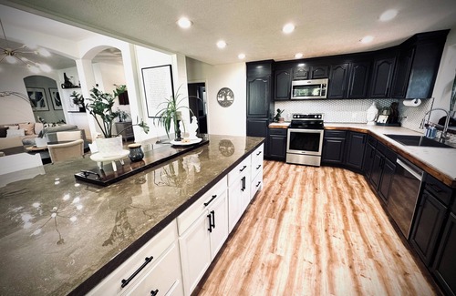 Twin Falls House | Hillcrest House. Central Location with outdoor Oasis and Hot Tub