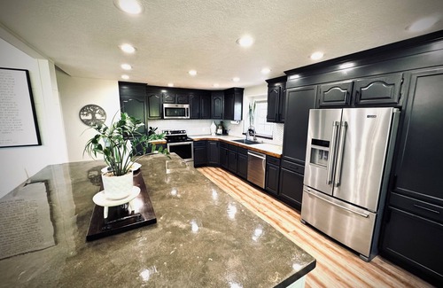 Twin Falls House | Hillcrest House. Central Location with outdoor Oasis and Hot Tub