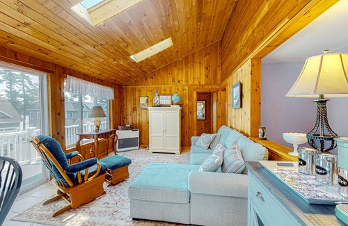 Moultonborough House | Hillcrest House in Moultonborough with lake view & kayaks - steps to beach