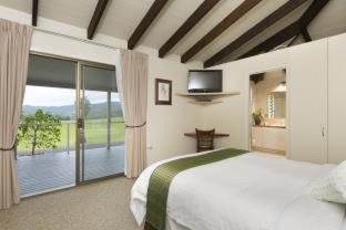 Upper Crystal Creek Bed & Breakfast | Hillcrest Mountain View Retreat