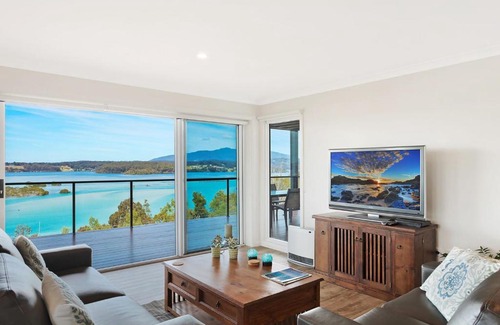 North Narooma Apartment | Hillcrest Views of Wagonga