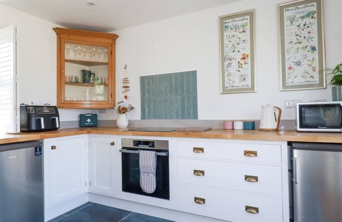 Treknow Cottage | HILLDENE, pet friendly, character holiday cottage in Treknow