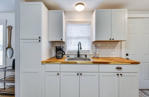 Hillsboro House | Hillsboro Hideaway w/Private Hot Tub & Bunkhouse!
