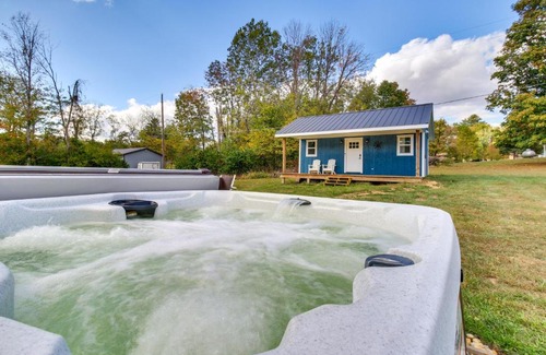 Hillsboro House | Hillsboro Hideaway with Private Hot Tub and Bunkhouse!