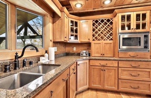 Shelbyville Cabin | Hillside Cabin w/Slps 20+ 11BD 3BA Fireplace & Hot Tub