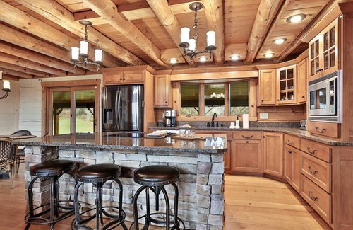 Shelbyville Cabin | Hillside Cabin w/Slps 20+ 11BD 3BA Fireplace & Hot Tub