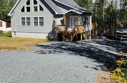 Lake Ariel Ski Chalet | Hillside Chalet "The Beagles Nest" minutes from the beach ! New Construction