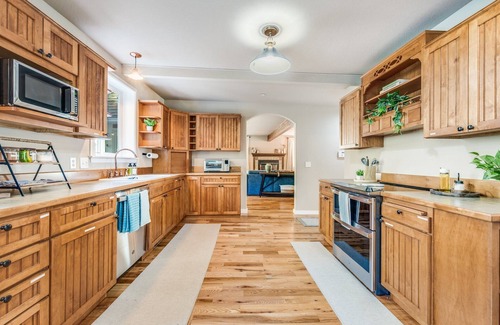 Port Angeles Cottage | Hillside Cottage: Private Pond, Hot Tub, Game Room by Hurricane Ridge, ONP