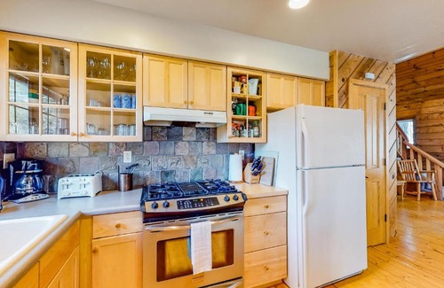 Serene Lakes House | Hillside Creek Cabin