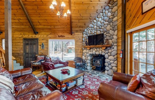 Serene Lakes House | Hillside Creek Cabin