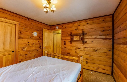 Serene Lakes House | Hillside Creek Cabin