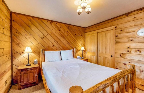 Serene Lakes House | Hillside Creek Cabin