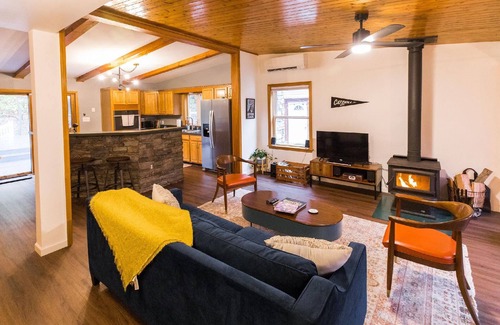 Mount Marion House | Hillside Escape: HIT's Home w/Pool & Hot Tub