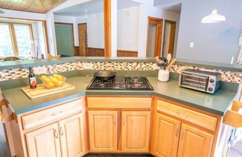 Mount Marion House | Hillside Escape: HIT's Home w/Pool & Hot Tub