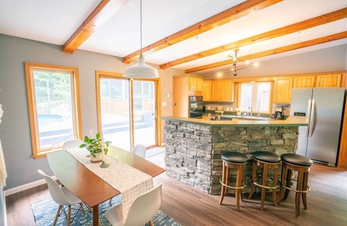 Mount Marion House | Hillside Escape: HIT's Home w/Pool & Hot Tub