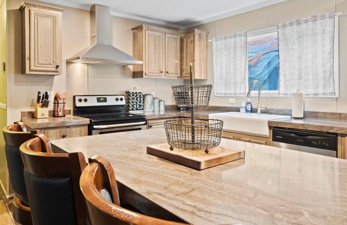 Hot Springs House | Hillside Gem w/Hot Tub! Sleeps 10. Huge, Family/Dog-Friendly, and Close to DT!