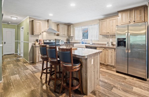 Hot Springs House | Hillside Gem w/Hot Tub! Sleeps 10. Huge, Family/Dog-Friendly, and Close to DT!