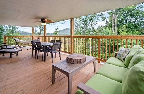 Hot Springs House | Hillside Gem w/Hot Tub! Sleeps 10. Huge, Family/Dog-Friendly, and Close to DT!