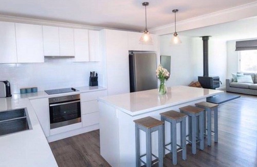 Eildon House | Hillside Haven - Beautifully presented and recently renovated family holiday home
