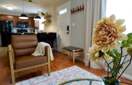 Weaverville House | Hillside Haven with King Suitenn