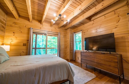 Logan Cabin | Hillside Hideaway - Cabin on 6 acres