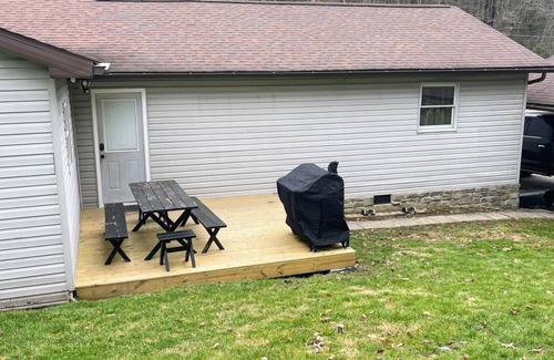 Covel House | Hillside Hideaway; Hatfield McCoy and Outlaw trails; Firepit; grills; Sleeps 13