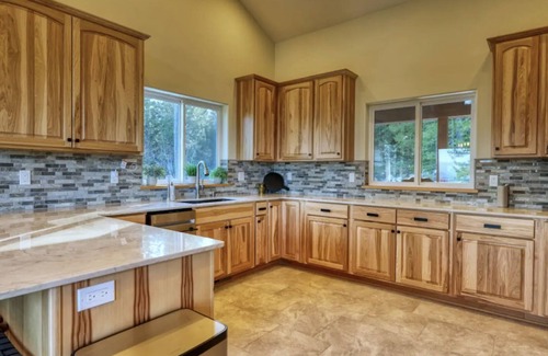 Sagle Cabin | Hillside Hideaway Near the Lake