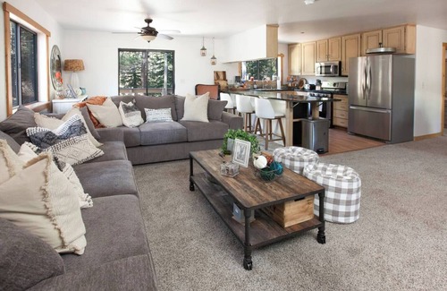 Truckee Cabin | Hillside Hideaway | Recently Renovated!