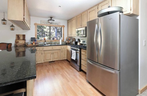 Truckee Cabin | Hillside Hideaway | Recently Renovated!