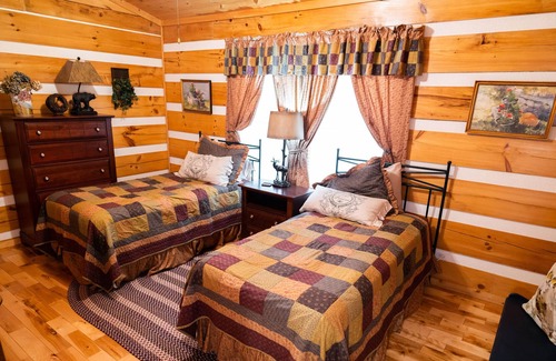 Hillsville Cabin | Hillside Hideaway