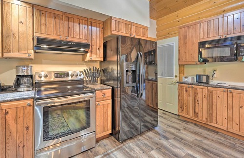 Baraboo Cabin | Hillside Hideaway w/Hot Tub & Heated Patio!