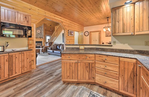 Baraboo Cabin | Hillside Hideaway w/Hot Tub & Heated Patio!