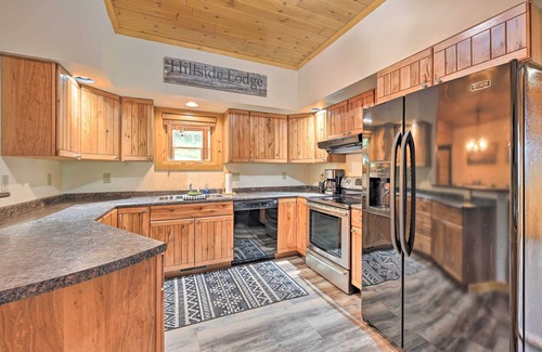 Baraboo Cabin | Hillside Hideaway w/Hot Tub & Heated Patio!