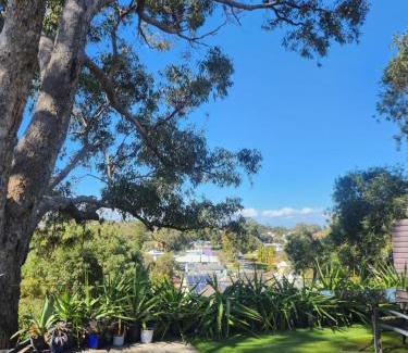 Wembley Downs Ski Chalet | Hillside holiday house near the beach