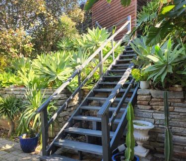 Wembley Downs Ski Chalet | Hillside holiday house near the beach
