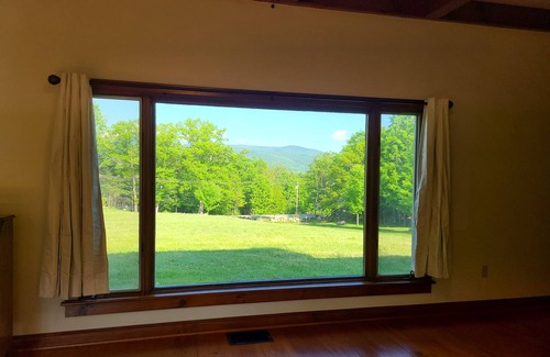 Sandwich House | Hillside home minutes to Center Sandwich and Moultonboro. Single floor living.
