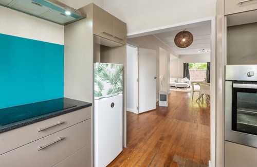 Bay View House | Hillside Honey – Napier Holiday Home