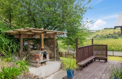 Bay View House | Hillside Honey – Napier Holiday Home