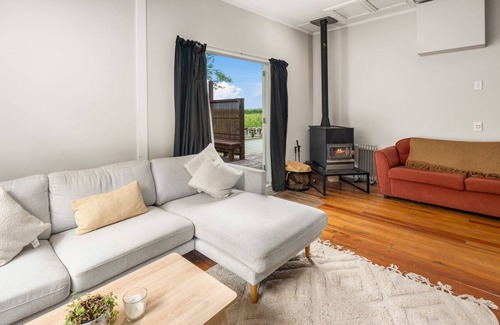 Bay View House | Hillside Honey – Napier Holiday Home