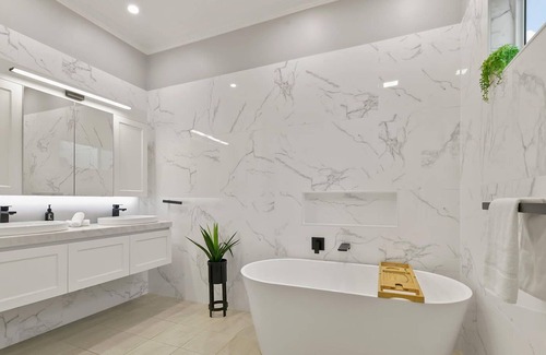 Bletchington House | Hillside House - Newly Renovated 1950s Home, Pets