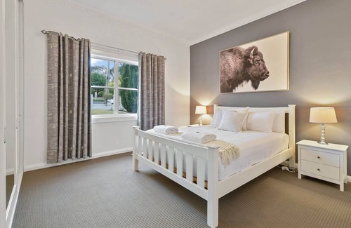 Bletchington House | Hillside House - Newly Renovated 1950s Home, Pets