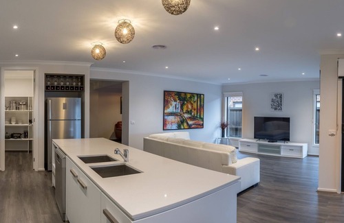 Torquay House | Hillside Paradise Torquay - Sleeps 17 - Strictly Families