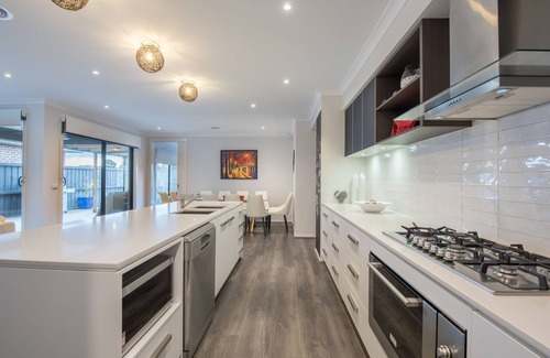 Torquay House | Hillside Paradise Torquay - Sleeps 17 - Strictly Families