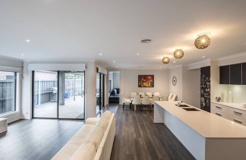 Torquay House | Hillside Paradise Torquay - Sleeps 17 - Strictly Families