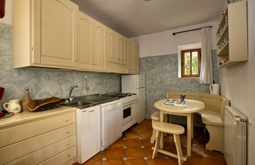 Donoratico House | Hillside Pool & Spa Retreat